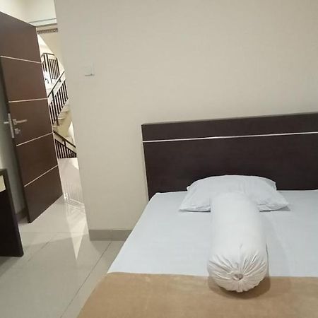 Giant Kost Hotel Tangerang Exterior photo