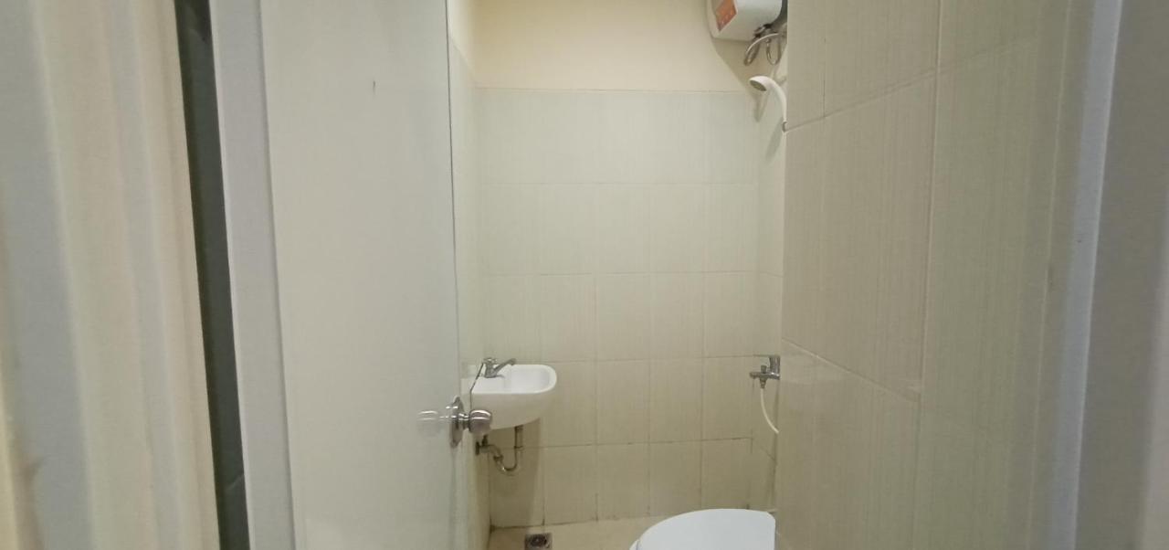 Giant Kost Hotel Tangerang Exterior photo